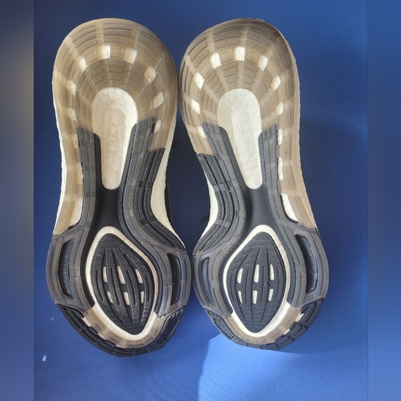 Adidas women's Ultraboost 22 running shoes black and white size 9 - Picture 3 of 7